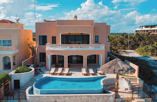HT: Elegant Villa with Private Infinity Pool for 14 Guests