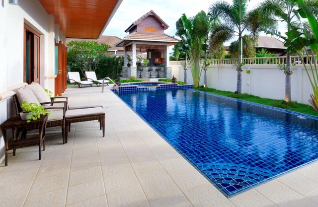 Hua Hin Luxury Bali Villa with private pool and BBQ, 4 bedrms, 3 bath, sleeps 8