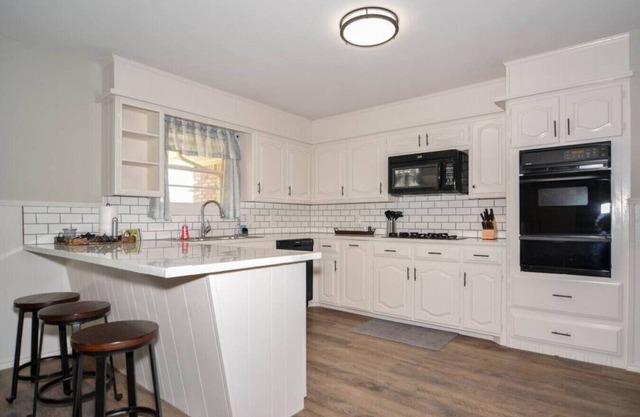 Hub City Hangout - 4BR/2BA - Close to Everything