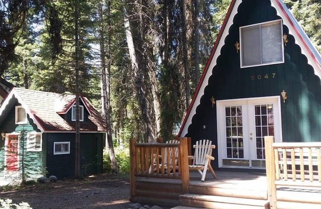 Huckleberry Hideaway: Authentic Cabin Adventure, steps away from Payette Lake