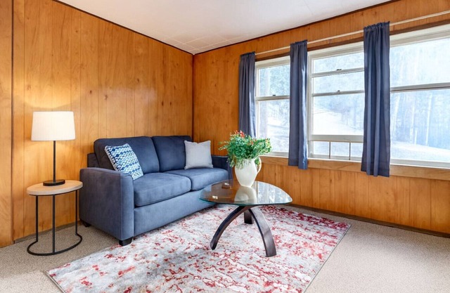 Huckleberry Lodge Mountain Getaway Near Banff!