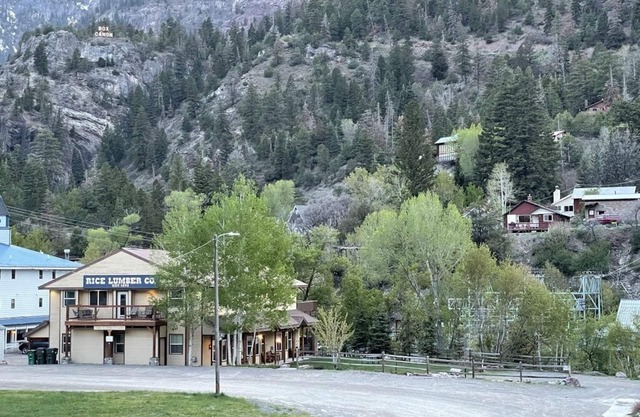 Huge 2000 sq ft! 1200 MBPS! Huge private deck! BBQ! On River! Amazing Mtn Views!