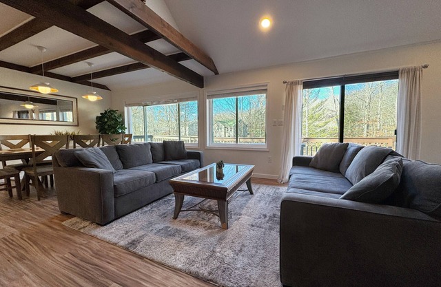 Huge 3000sqf Creek Front - 8 person hot tub, Fire pit, two decks, Ski Hill.