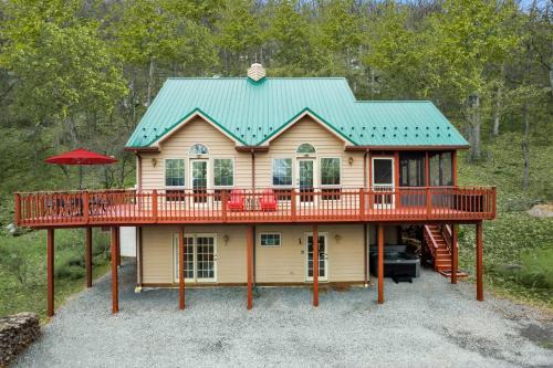 Huge 5 Bedroom Modern Cabin wHot Tub, Deck, WiFi