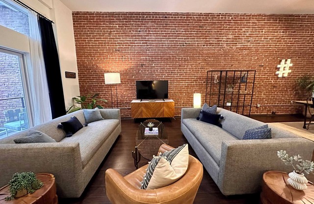 Huge Ace-Style Hotel Loft Downtown!