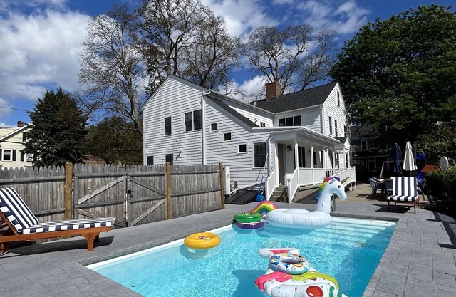 Huge apartment in Bristol Beautiful Historical home with pool and playground