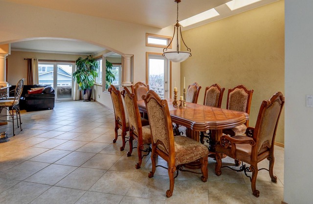 Huge, beautiful home to relax and enjoy the view!