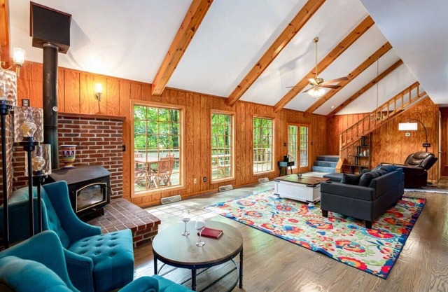 Huge Cabin w Hot Tub, Deck, Grill & WiFi