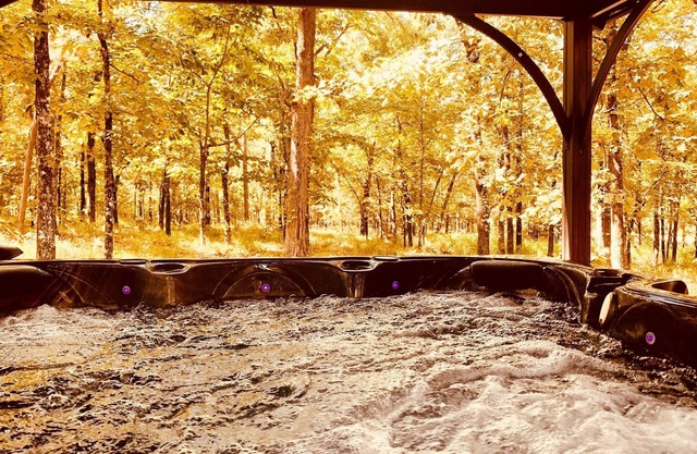 Huge fire pit, NEW hot tub, outdoor deck, quiet area, less than a mile to lake