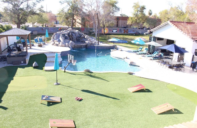 Huge Heated Pool, Rope Swing, Slide, Spa, Games on 1 acre & Pool house.