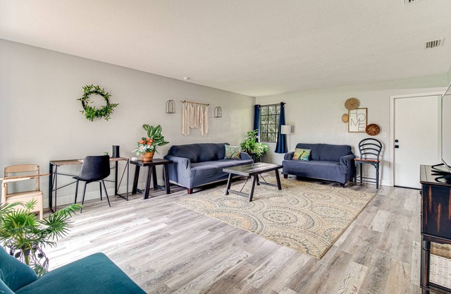 Huge Home, Walk to Downtown Deland! Close to Speedways, SkyDive, Athens Theatre