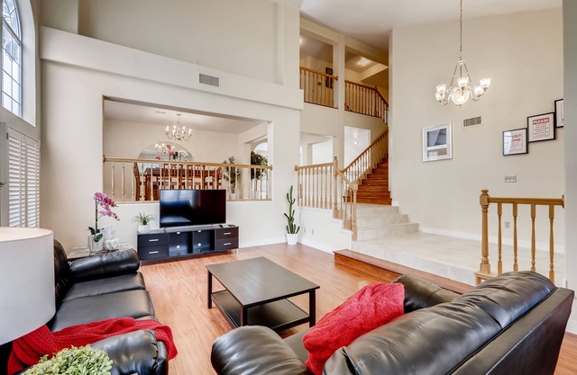 Huge House fit 12 people Close to Airport & Strip