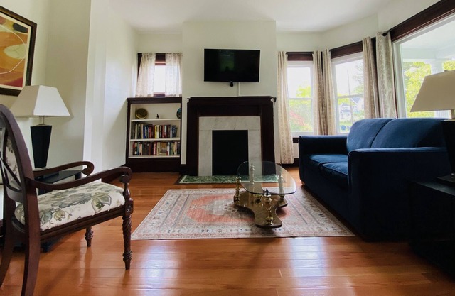 HUGE HOUSE for Groups! Plenty of parking, quiet and safe area