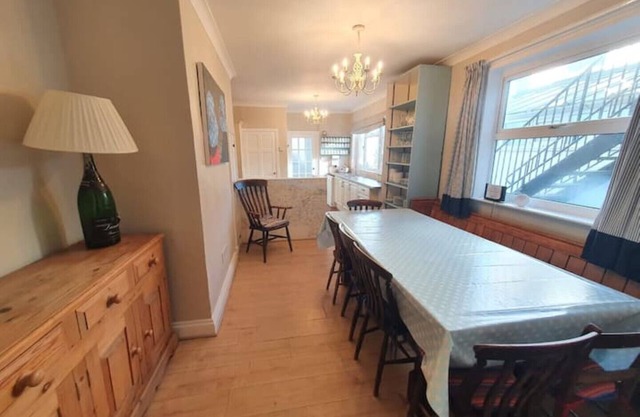 Huge house (Norfolk) | Sleeps12 | 2min walk to beach | Dogs poss (2) | Playroomn