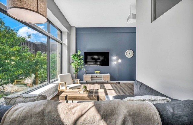 HUGE Loft in Heart of Downtown Pool & Spa Gym