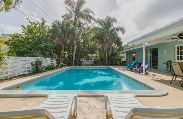 HUGE POOL 5 Bedrooms/3 Bath Updated Home Sleeps 15