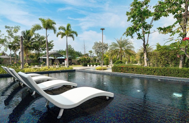 Huge Pool Villa with Private Lake 4BR/10 Persons