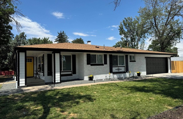 Huge Ranch Home with 2 game rooms! Enjoy shuffle board, Ping Pong & Hot Tub
