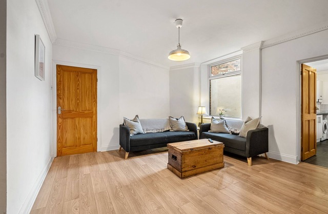 Huge serviced Apartment with free parking.