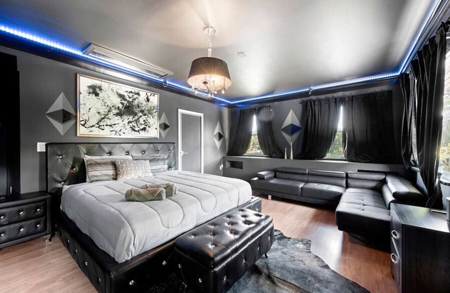 Huge Ultra Estate on an Acre! Night Club, Gameroom, Hot-Tub. Pool, Tiki