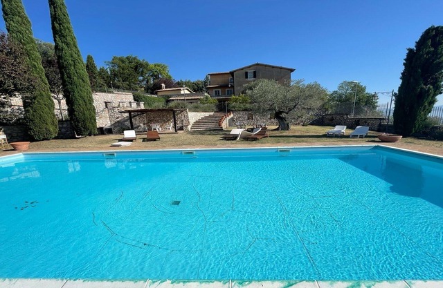 huge villa with exclusive pool + grounds - Wifi - sleeps 8