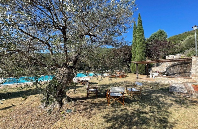 Huge villa with large exclusive pool + gardens/WIFI/sleeps 8