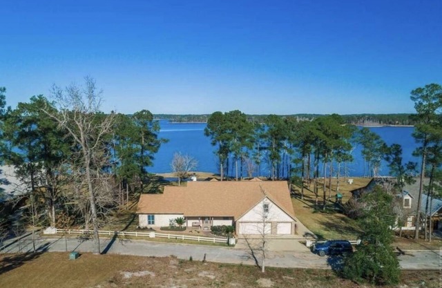 Huge waterfront lake house with spacious yard & amazing views!