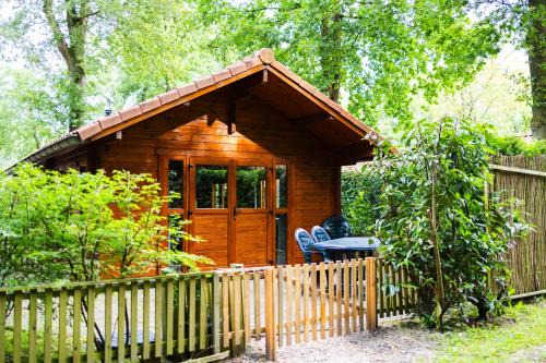 Huisdiervriendelijk houten huisje in het groen