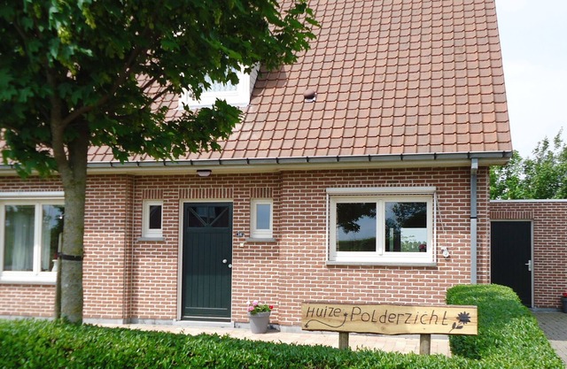 “Huize Polderzicht” ligt op Goeree-Overflakkee ca 50 meter v.h. Grevelingenmeer.