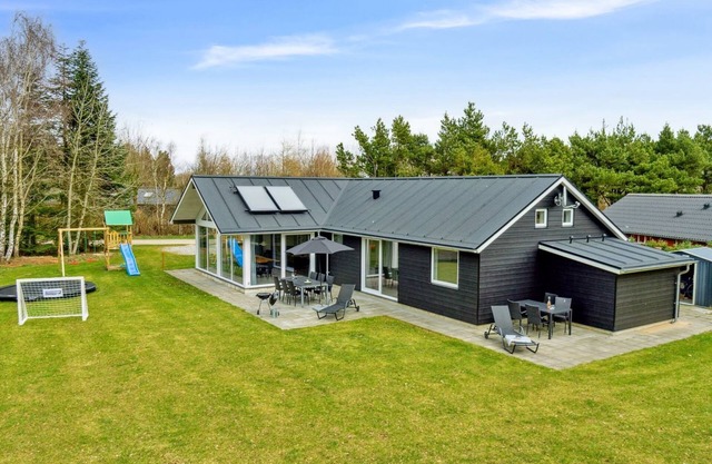 "Human" - 10.5km from the sea by Interhome