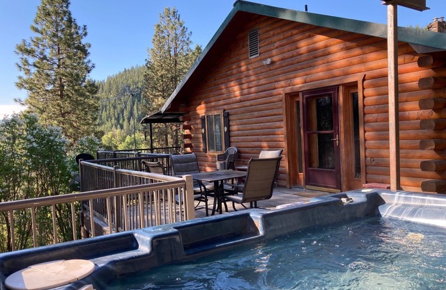 Hummingbird Hill Resort: Hot Tub, ATV/UTV Access, Trails, Pets & Kids Love It!