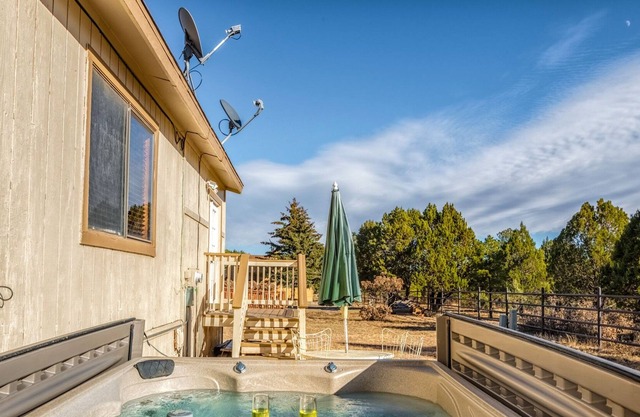 Hummingbird Oasis, 3 Bedroom, 3 Baths, Hot Tub, Sleeps 6, AC, TV's