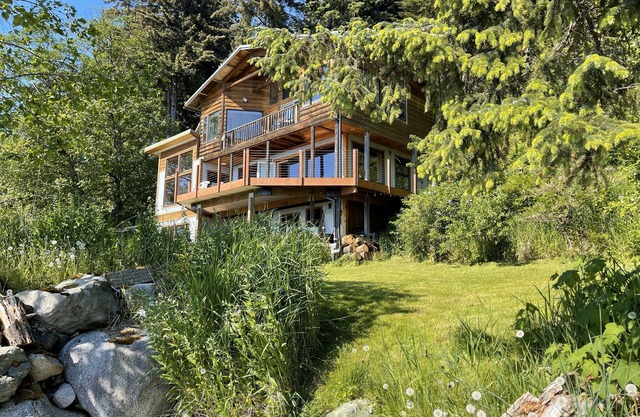 Humpback Hideaway: Private sauna and hot tub with ocean and beach access!