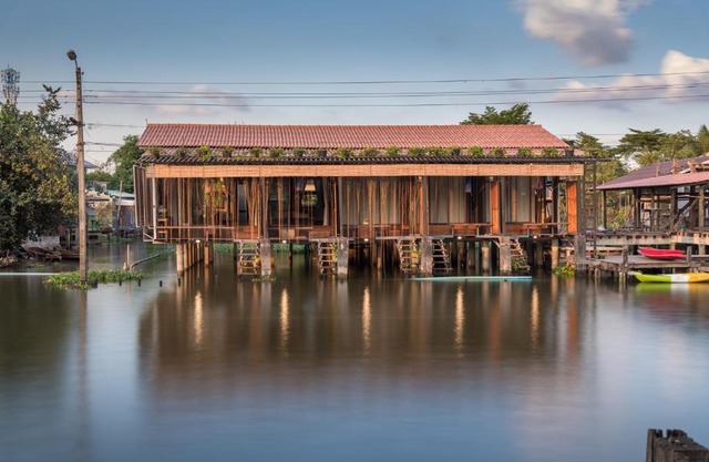 Humz Canal Stay