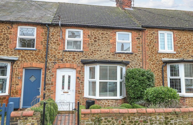 HUNNY COTTAGE, pet friendly, character holiday cottage in Hunstanton