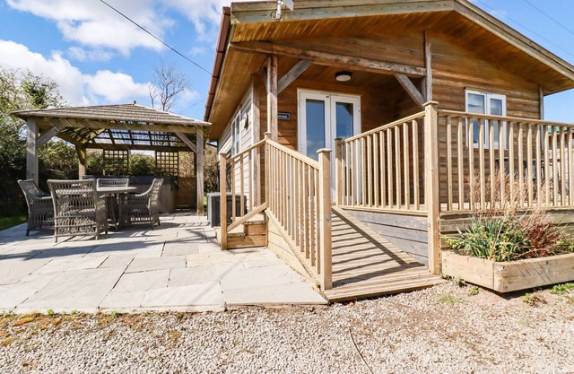 HUNROSA, pet friendly, character holiday cottage in St Day