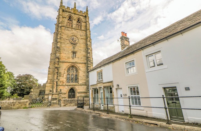 HUNTERS COTTAGE, pet friendly, with open fire in Youlgreave