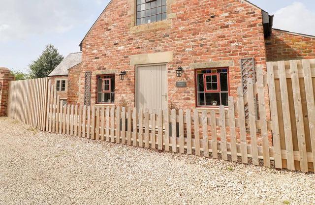 HUNTERS LODGE, pet friendly, luxury holiday cottage in Belper