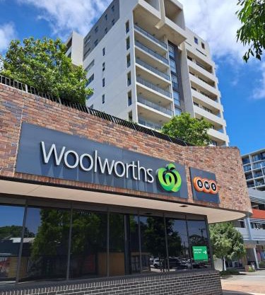 Hurstville Luxe 1BR above shops & nr train, Game Console & Free Netflix