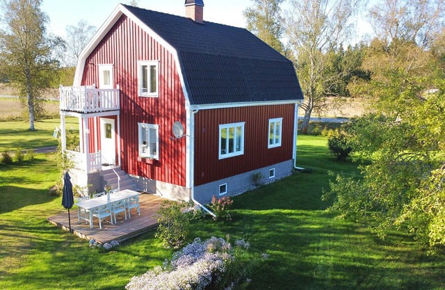 Hus Brobacka - Red Swedish house with sauna & rowing boat