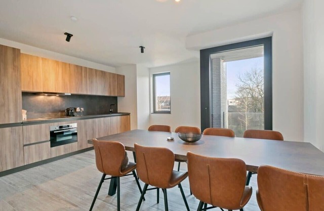 Huswell - Spacious 3 bedroom apartment with private garage