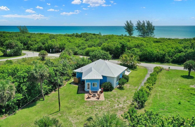 Hutchinson Island Cottage: Steps to the Beach