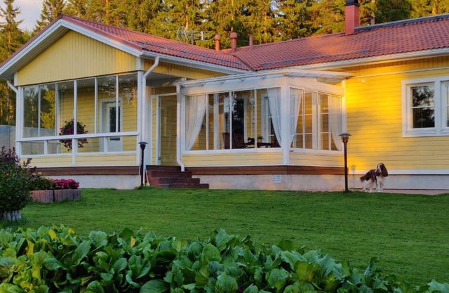 Huvila ja saunamökki järven rannalla