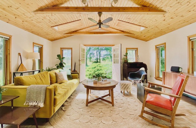 Huycks House - Prince Edward County Retreat Near Wineries and Beaches