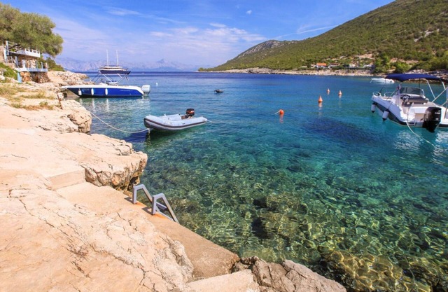 Hvar, Zarače Family house with terrace, barbecue and outdoor kitchen, 50 m from the beach