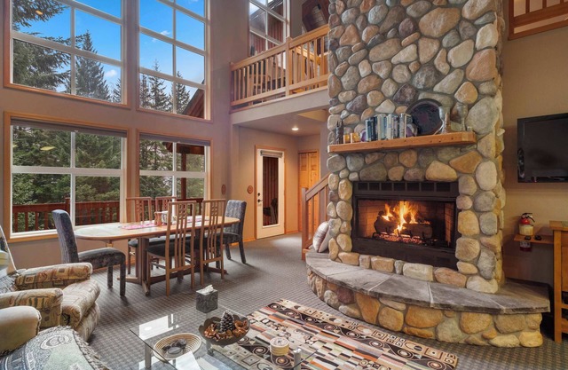 Hyak | 5 mins to Ski Hill | Fire Place