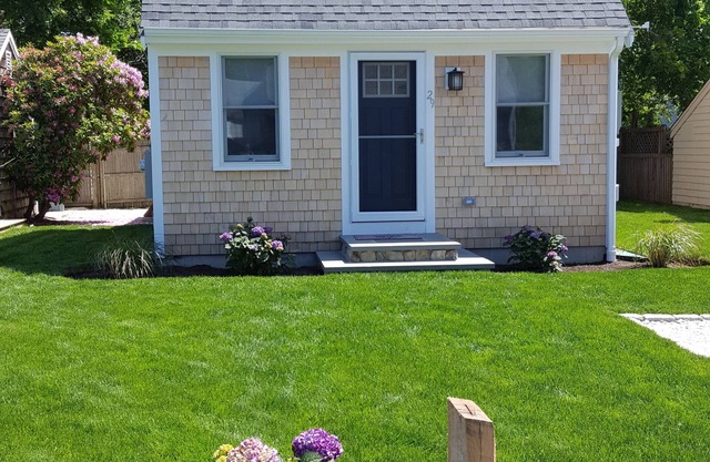 Hyannis, Cape Cod: Sunny Seaside Cottage-3 min. stroll to the beach !