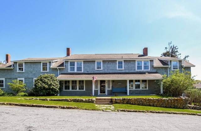 Hyannis Port village - walk to West Beach, classic home sleeps 16