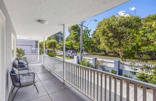 Hyde Park Vista: Spacious 3BR Home