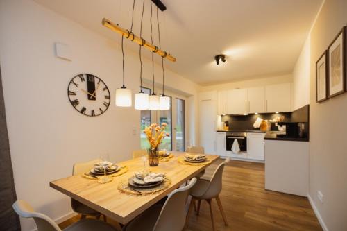 Hygge Homes, three bedrooms with parking, near river
